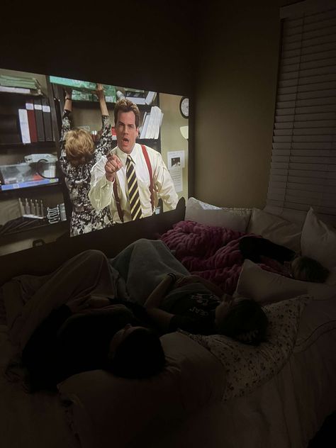 A group of friends watching a movie on a projector Bedroom With Movie Projector, Room Projector Bedrooms Movie, Movie Night At Home Living Rooms, Movie Set Up At Home, Watching Movies At Home Aesthetic, Movie Night In Aesthetic, Watching Movie Projector Aesthetic, Movie Date Ideas Home, Watching A Movie Aesthetic Tv