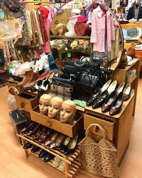 Vintage Clothing Display Ideas, Thrift Boutique Ideas, Shoe Display Ideas Boutiques, Clothing Boutique Display, Thrifting Business, Vintage Boutique Interior, Vintage Clothing Display, Visual Merchandising Ideas, Shop Display Ideas