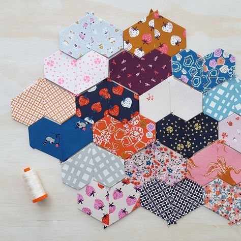 422 Likes, 18 Comments - Jodi  English Paper Piecing (@talesofcloth) on Instagram: “Oh my heart, I love making these! They are fast and fun and I have nearly a whole quiltful…” Epp Quilt Patterns, Epp Quilt, Millefiori Quilts, Hexagon Patchwork, Hexie Quilt, English Paper Piecing Quilts, Oh My Heart, Paper Pieced Quilt, Hexagon Quilt