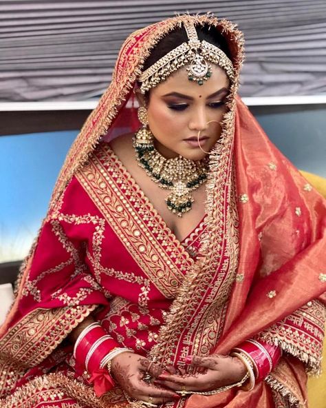 Curvy Bride Stunned In A Red Sabyasachi 'Lehenga', Accessorised It With Heavy 'Polki' Jewellery Curvy Indian Bride, Plus Size Brides Indian, Fat Bride Indian Plus Size, Plus Size Indian Bride, Banarasi Shalu, Fat Bride, Bday Dress, Best Indian Wedding Dresses, Bride Groom Poses