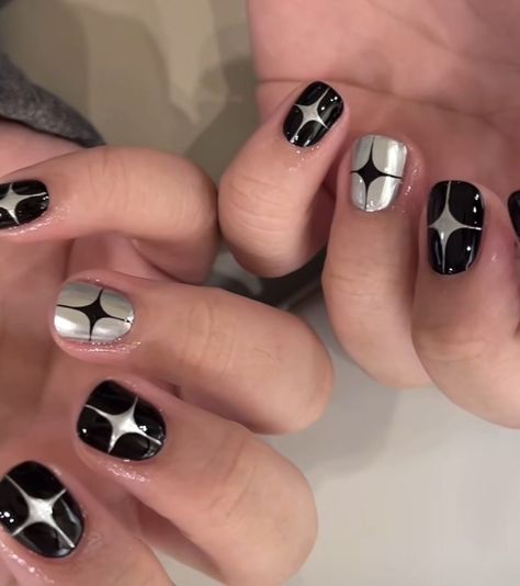 Short Silver And Black Nails, Short Nails Designs Black, Cool Simple Nail Art, Dark Nail Art Ideas, Simple Halloween Gel Nails Short, Short Nail Designs Flowers, Dark Short Nails Ideas, Gel Nails Grunge, Short Alt Nails