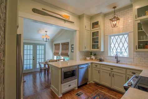 A kitchen wall is removed, and almost everything is replaced with vintage-looking finishes. Hgtv Living Room, Home Town Hgtv, Hgtv Kitchens, Erin Napier, Chip And Jo, Craftsman Cottage, Home Town, Kitchen Pictures, Renting A House