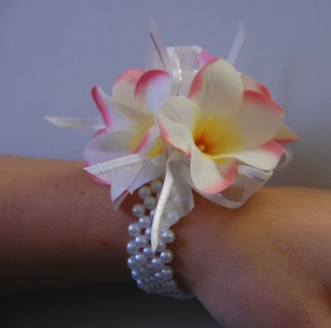 Cream pink frangipani wrist corsage Hibiscus Corsage, Prom Flowers Corsage, Corsage Prom, Corsage And Boutonniere, Star Wars Wedding, Flower Corsage, Prom Flowers, Corsage Wedding, Wrist Corsage