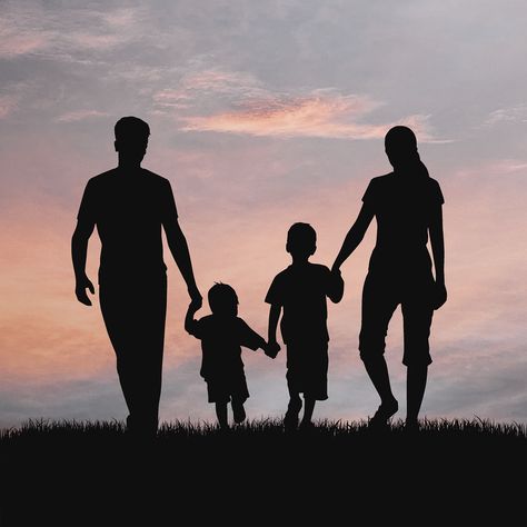 Family Silhouette, #Silhouette, #Family Parents Images, Silhouette Family, Family Tattoo Designs, Family Beach Portraits, Family Painting, Family Shoot, Parent Child Relationship, Better Parent, Family Images