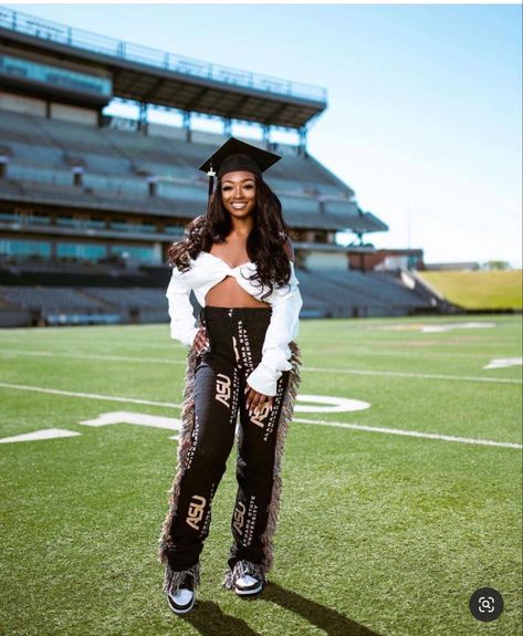 Sports Management Graduation Pictures, Athletic Trainer Senior Pictures, Cute Senior Pictures Outfits, College Graduation Photoshoot Ideas Fun, High School Grad Pics Senior Year, Graduation Pants, College Graduation Photoshoot Ideas, Graduation Pictures Outfits, College Decision