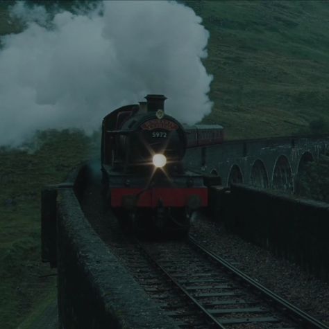 Fic Ideas, Hogwarts Train, Word Count, Hogwarts Aesthetic, Slytherin Aesthetic, Goblet Of Fire, Hogwarts Express, Harry Potter Aesthetic, James Potter