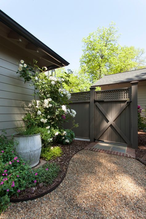 Urban gravel garden - Traditional - Landscape - Charlotte - by J'Nell Bryson Landscape Architecture | Houzz Pea Gravel Garden, Patio Ideas On A Budget, Backyard Patio Ideas, Gravel Landscaping, Gravel Patio, Gravel Garden, Side Garden, Backyard Inspo, Traditional Landscape