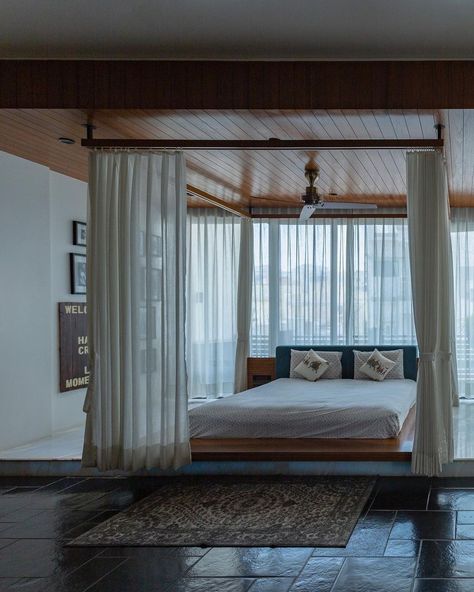 Traditional Indian Bedroom Design, Indian Modern House, India Home Decor, Indian Home Design, Interior Design Your Home, Indian Home Interior, Bungalow House Design, Bedroom Furniture Design, Home Building Design