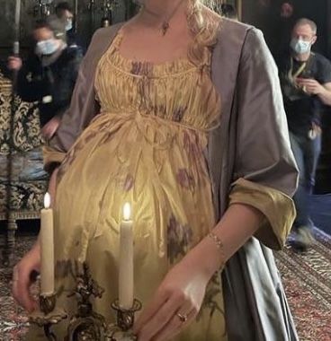 Medieval Clothing Royal, Medieval Aesthetic, Cute Maternity Outfits, Old Fashion Dresses, Future Mom, Medieval Clothing, Fantasy Gowns, Mother And Child, Historical Fashion