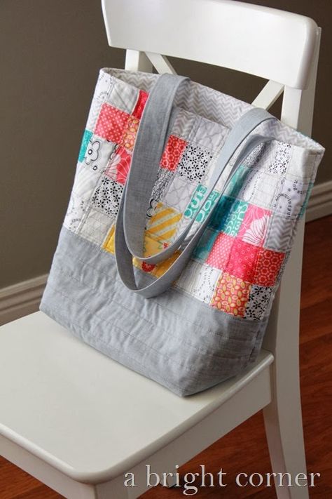 Scrappy quilted tote bag from A Bright Corner - This explains how she did the patchwork, the actual bag is from this tutorial http://www.jedicraftgirl.com/2012/10/quilted-tote-bag-tutorial.html Tote Bag Pattern Free, Tote Bag Tutorial, Best Tote Bags, Free Tote, Tote Bags Sewing, Quilted Tote Bags, Sewing Purses, Pola Sulam, Quilted Totes