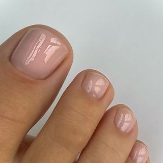 American Pedicure Vs French, Pedicure For Pale Skin, Natural Nail Colours, Neutral Pedicure Colors, Natural Pedicure Ideas, Natural Nail Polish Color, Pedicure Colour, Pedicure Trends, Best Nude Nail Polish