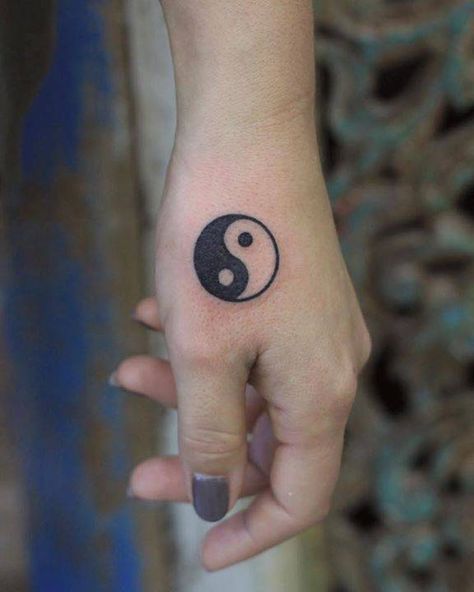 yin yang tattoo Ying Yang Tattoo, Tato Minimal, Yang Tattoo, Yin Yang Tattoos, Tattoo Hand, Hand Tattoos For Women, Incredible Tattoos, Small Hand Tattoos, Different Tattoos