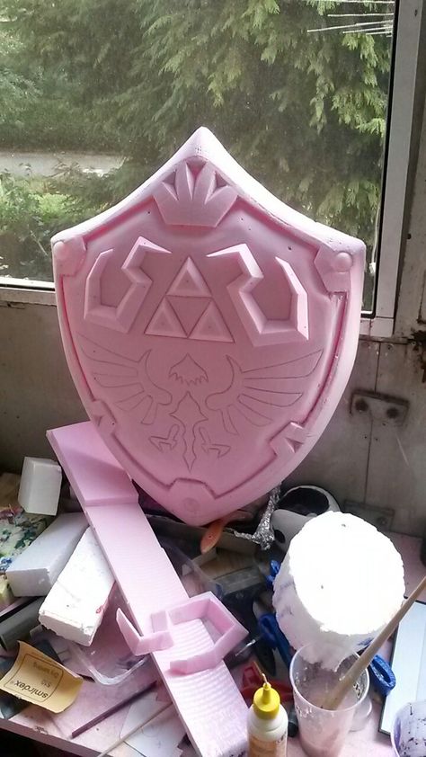 Diy Zelda Shield, Link Cosplay Diy, Diy Legend Of Zelda Crafts, Zelda Cosplay Diy, Zelda Props, Diy Zelda Crafts, Zelda Crafts, Zelda Hylian Shield, Zelda Diy