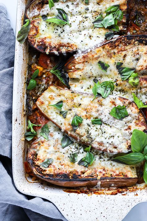 Use up all those late summer eggplants and tomatoes in this easy tomato and eggplant bake topped with mozzarella and fresh basil. Caprese Bake, Eggplant Caprese, Eggplant Bake, Pesto Spinach, Veggie Sausage, Snacks Under 100 Calories, Main Entrees, Healthy Sweet Snacks, Veg Dishes