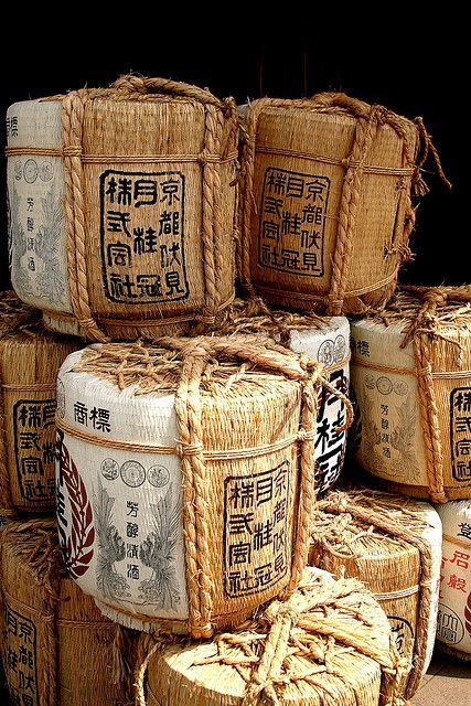 These Sake barrels appear to be made from a hardened straw like material. Something similar in form might lend contrast to the tall, repetitive rectangular prisms in my set design. Japanese Packaging, Turning Japanese, Japanese Sake, Japan Culture, Art Japonais, Japan Design, Sgraffito, Sumi E, Japanese Design