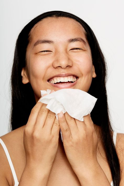 People Are DIYing Cheap Makeup Wipes and the Internet Can’t Deal- Cosmopolitan.com Model Tips Beauty, Diy Makeup Wipes, Skincare Shoot, Diy Makeup Remover Wipes, Homemade Makeup Remover, Mascara Remover, Diy Makeup Remover, Best Makeup Remover, Homemade Makeup