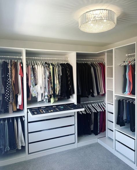 Closet Inspo Walk In, Wardrobe Design For Women, Modern Closet Designs Walk In, Walk In Closet Women, Women Wardrobe Design Closet Ideas, Women Wardrobe Design, Build In Wardrobe Ideas, Walking Wardrobe Ideas, Womans Room