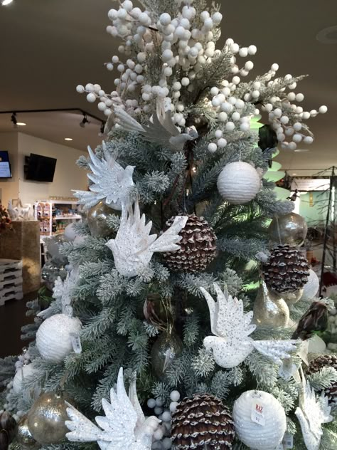 White doves Christmas Tree With White Doves, Dove Christmas Tree, Classic Christmas Tree, Glam Christmas, Christmas Tree Inspiration, White Christmas Decor, Cool Christmas Trees, Christmas Wonderland, Navidad Christmas