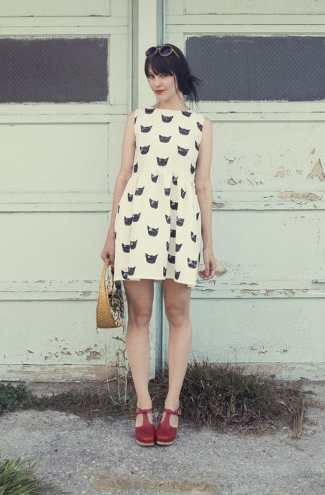 y otro más ! Cat Print Dress, The Cardigans, Cat Fashion, Cat Dresses, Inspiration Mode, Look At You, Red Shoes, Cat Print, Fashion Blog