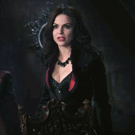 Awesome Regina in an awesome third or fourth season episode of Once Regina Ouat, Queen Outfits, Ouat Cast, Evil Queens, Emilie De Ravin, Once Up A Time, Swan Queen, Regina Mills, Outlaw Queen