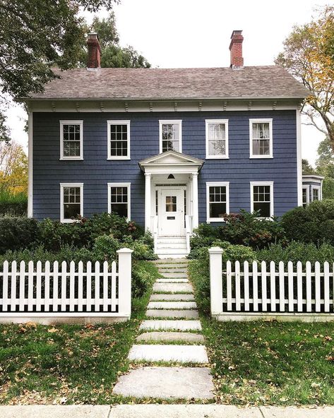 @_kierank • Instagram photos and videos Blue Colonial House Exterior, Georgian Colonial House Exterior, Georgian Colonial House, Blue Siding, Colonial House Exteriors, Saltbox Houses, Georgian House, Colonial Exterior, Long Island New York