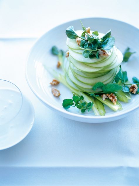 Salad - Waldorf Salad.. Love the presentation! This specific version is not vegan but the cheese and dairy based sauces can easily be adapted to a non-animal based version. Donna Hay Recipes, Waldorf Salad, Plating Techniques, Donna Hay, Soup Dinner, Food Displays, Food Garnishes, Baking Mixes, How To Cook Quinoa