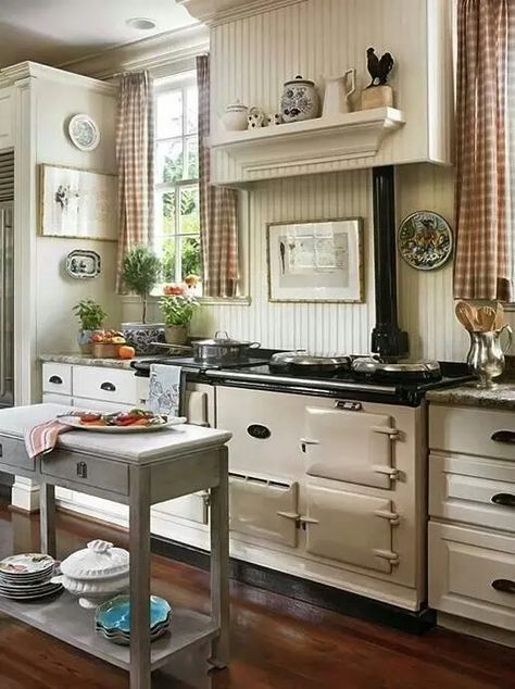 Rustic Window Treatments, Gingham Curtains, Farmhouse Kitchen Curtains, Simple Window Treatments, Cottage Style Kitchen, Country Kitchens, French Country Kitchens, Rustic Window, Country Cottage Decor