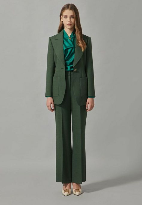 Korean Office Outfit, Emerald Suit, Suits For Women Stylish, Suit For Woman, Casual Leather Jacket Outfit, Korean Office, Suit Styles, Fashionable Work Outfit, Lawyer Outfit