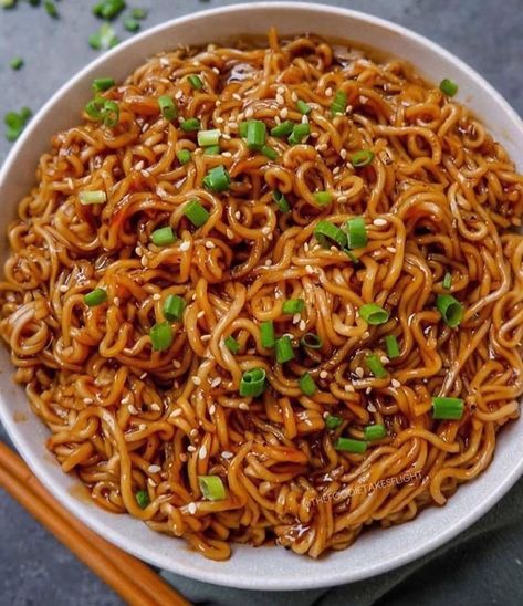 EASY SAUCY RAMEN NOODLES! Full recipe below 👇🏼 These are already so good as is but you can also of course mix some tofu or veggies of your choice! By @thefoodietakesflight  And here’s the recipe for the noodles:  Easy Saucy Ramen Noodles 2-3 servings  2 (70g each) uncooked ramen “bricks” or noodles of choice Spring onions & sesame seeds, for topping  Sauce 1/2 cup room temp. water 3-4 tbsp soy sauce, adjust according to desired taste 1.5-2 tbsp corn starch* 2-3 tbsp maple syrup or other liquid Noodles Vegetarian, Quick Easy Vegan, Ramen Noodle Recipes, Veg Food, Spicy Noodles, Chili Garlic Sauce, Sauteed Veggies, Dandelion Recipes, Vegan Foodie