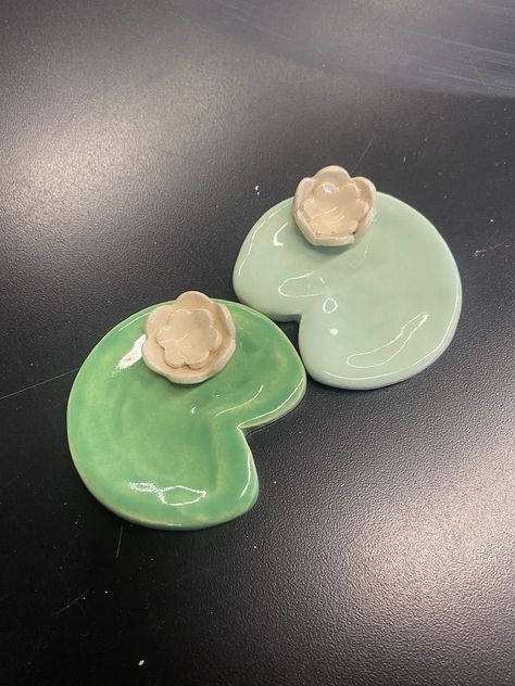 Pottery Jewerly Holders, Small Ring Holder, Small Cute Ceramic Ideas, Pinch Pot Ideas Ceramics Aesthetic, Cute Clay Dishes Aesthetic, Lily Pad Jewelry Dish, Cute Ceramic Jewelry Holder, Jewelry Holder Made Out Of Clay, Ceramics Ideas Jewelry Holder