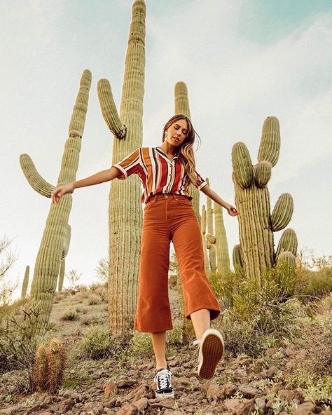 Az Desert Photoshoot, Cactus Photoshoot Ideas, Sedona Arizona Photoshoot, Joshua Tree Photoshoot Ideas, Southwestern Photoshoot, Arizona Desert Photoshoot, Phoenix Arizona Outfits, Arizona Photoshoot Ideas, Desert Graduation Pictures