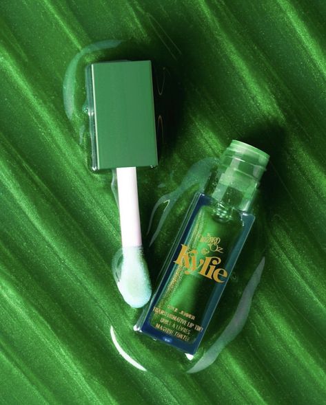 Green Makeup Packaging, Kylie Gloss, Kylie Jenner Blonde, Natural Lip Plumper, Oil Lipstick, Makeup Collection Goals, Concert Makeup, Kylie Jenner Lips, Green Lips