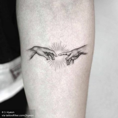 Creation Of Adam Tattoo, Adam Tattoo, Tattoo Main, Model Tattoo, Kunst Tattoos, Blackwork Tattoos, Inspiration Tattoos, Tattoos Geometric, Arrow Tattoo