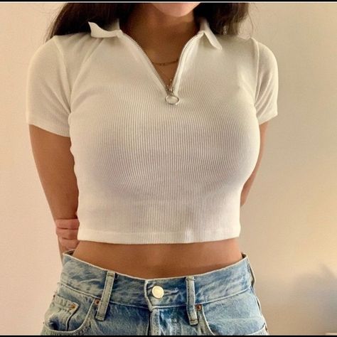 CROPPED WHITE ZIP UP COLLARED TEE! White Collared Crop Top Outfit, Zip Up Sleeveless Top, Cropped Collared Shirt Outfit, Aufits Aesthetic, Slytherin Clothes, Cropped Outfits, Cropped Half Zip, Classic Corvette, Sports Crop Tops