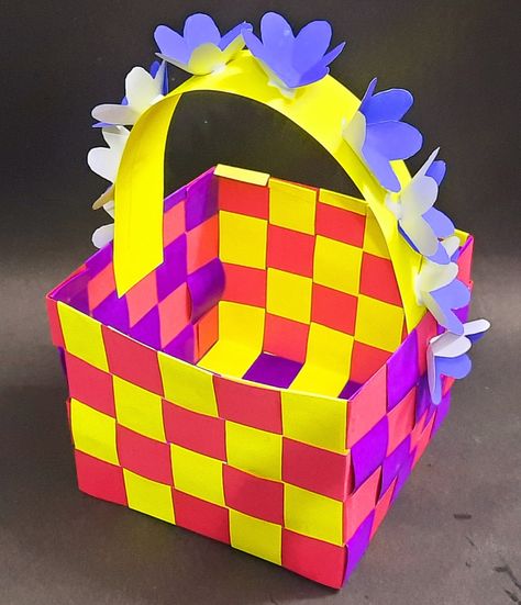 It is paper weaving basket made from coloured sheets. Paper Weaving Basket, Paper Flower Basket, Boho Basket Decor, Bathroom Storage Baskets, Basket Upcycle, Room Organization Hacks, Organization Baskets, Paper Basket Weaving, Weaving Basket