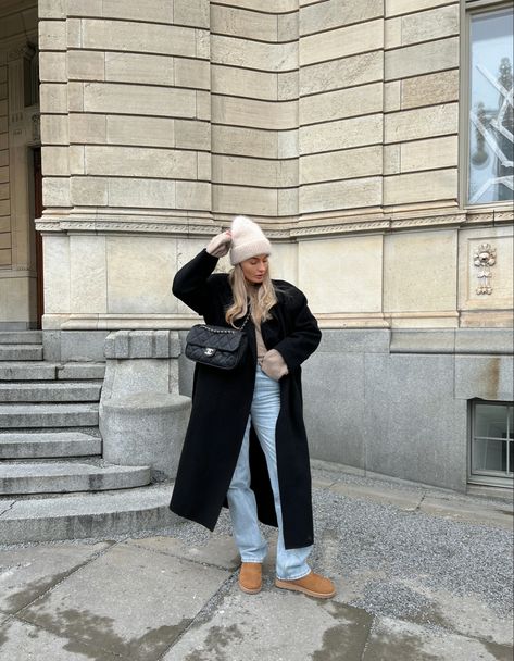 Ugg Plus Size Outfit, Black Teddy Bear Jacket Outfit, Outfits For Paris Winter, Ugh Ultra Mini Outfit, Ugg Outfits Winter, Ugh Mini Boots Outfit, Outfits Inspo Winter, Winter Fashion Aesthetic, Ugg Minis