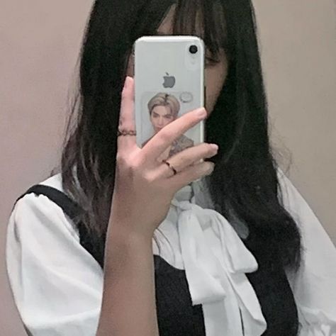 Laptop Mirror Selfie, Aesthetic Laptop Cover, Clear Case Aesthetic, Aesthetic Tech, Aesthetic Android, Android Aesthetic, Lockscreen Ios, Phone Inspiration, Laptop Covers