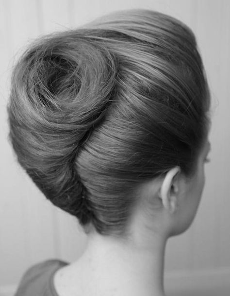 Coiffure vintage chignon banane - Coiffure vintage : nos plus belles inspirations pour un look glamour - Elle French Roll Hairstyle, Sanggul Modern, French Twist Updo, 1950s Hairstyles, French Pleat, Prom 2023, Roll Hairstyle, Bouffant Hair, French Twist Hair