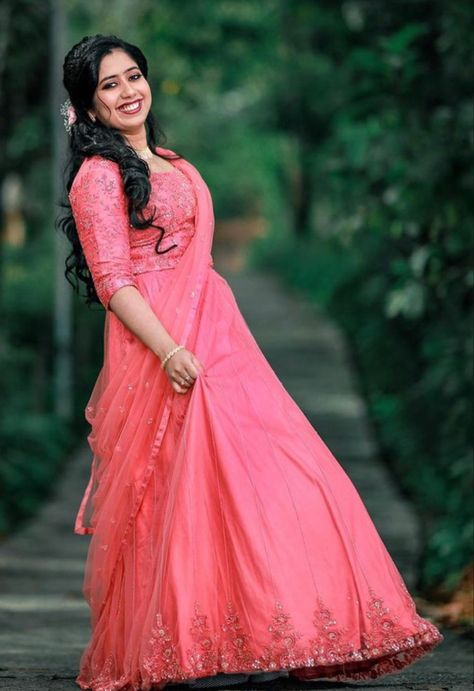 Kerala Engagement Dress, Stylish Lehenga, Pink Blouse Designs, Indian Wedding Poses, Half Saree Lehenga, Long Gown Design, Wedding Lehenga Designs, Baby Frock Pattern, Saree Lehenga