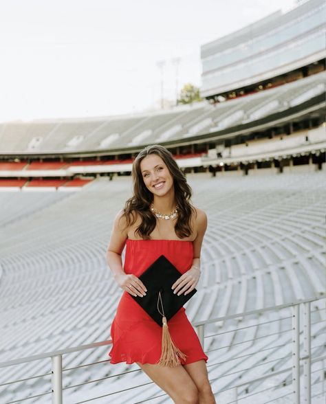 Rutgers Graduation Pictures, Uga Graduation Pictures, Graduate Poses, Single Photoshoot, Nursing Photos, Uga Graduation, Sarah Hunt, 2023 Photography, Grad Picture Ideas