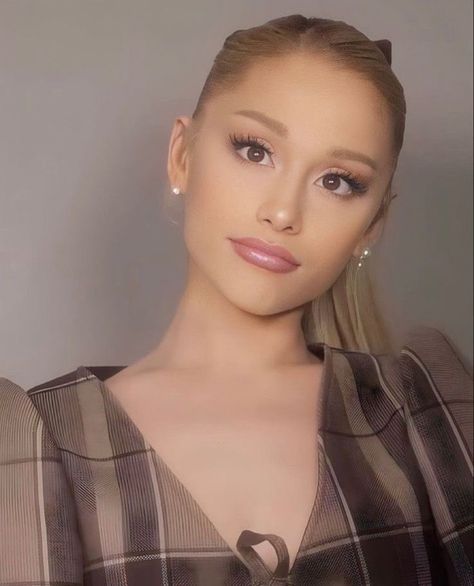 Ariana Grande Autumn Aesthetic, Ariana Grande Front Face, Ariana Grande Face Card, Ariana Grande Autumn, Ariana Grande Beautiful, Ariana Grande Blonde Hair, Ariana Grande Today, My Everything Ariana Grande, Autumn Lookbook