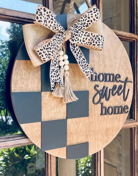 Brighten up your entrance with our charming monthly door hangers. From checkered designs to welcoming themes, these crafts add seasonal joy to your home decor. Masculine Door Decor, Personalized Welcome Signs, Welcome Door Hanger Ideas, Circle Door Hangers Wooden Diy Christmas, Checkered Door Hanger, Popular Wood Signs, Cricut Door Hangers, Round Wood Craft Ideas, Laser Door Hanger