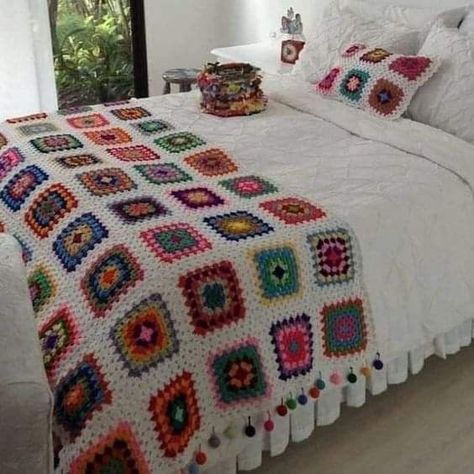 Crochet Square Blanket, Crochet Bedspread Pattern, Mode Crochet, Crochet Bedspread, Manta Crochet, Haken Baby, Crochet Cushions, Granny Square Blanket, Creation Couture