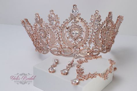 "FAST SHPPING Beautiful Zirconia tiara in rose gold color with jewelry set. Perfect for any occasion. It has a loop at the end of each side to attach it in your hair with bobby pins for added security. Approx. 3.75\" tall at its tallest point It comes with a beautiful, elegant box so you can keep it afterwards Ready to ship in 2-3 business days." Quince Crowns, Quinceanera Tiaras, Quinceanera Themes Dresses, Rose Gold Crown, Rose Gold Tiara, Quinceanera Dresses Pink, Hot Makeup, European Jewelry, Swarovski Crystal Rings