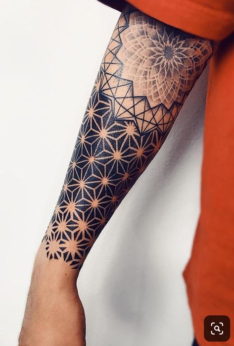 Geometric Tattoo Wrist, Mens Full Sleeve Tattoo, Tattoo Main, Herren Hand Tattoos, Geometric Tattoo Pattern, Geometric Artists, Tattoo Diy, Geometric Mandala Tattoo, Geometric Sleeve Tattoo