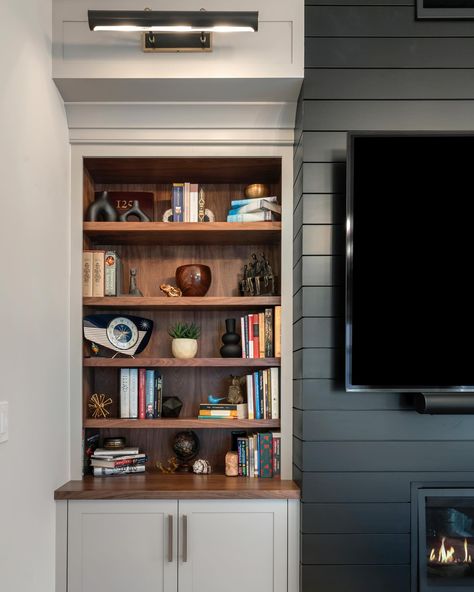 But first…..let me take a shelfie📚 📸 @lindamcmanusimages #Designsbykatylynn #shelfie #builtin #walnut #livingroomdesign #interiordesign Walnut Built Ins, Modern Living Room Shelves, Living Room Walnut, Midcentury Modern Living Room, Shelves Living Room, Built In Shelves Living Room, Condo Living Room, Mid Century Modern Living Room, Living Room Shelves