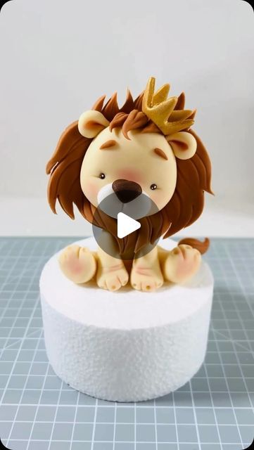 Fondant Lion, Lion Cake Topper, Lion Birthday Cake, Video Cake, Lion Cake, Giraffe Cakes, Cake Decorating Courses, Fondant Figures Tutorial, Lion Birthday