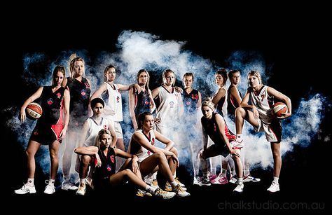 Fog machine sports team photos Team Poster Ideas, Orla Infantil, Basketball Team Pictures, Sports Team Photography, Basketball Pictures Poses, Mode Poses, Volleyball Posters, Sport Portraits, Basketball Photos