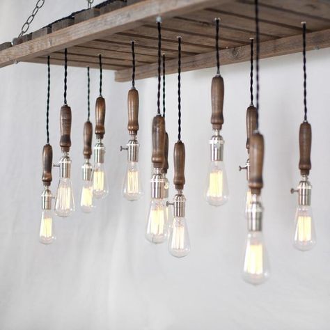 Pallet & Edison light bulbs Wooden Pallet Wall, Euro Pallets, Pallet Crates, Pallet Creations, Pallet Decor, Pallet Wall, Wood Chandelier, Wood Pallet Projects, Living Ideas