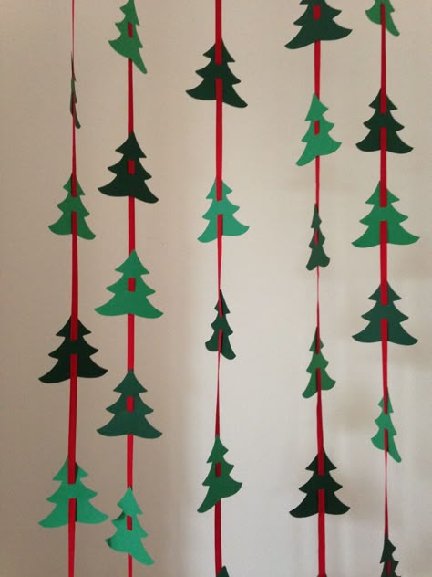 Christmas Diy Ideas Decoration Simple, Easy Christmas Room Decor, Easy To Make Christmas Decorations, Christmas Paper Decorations Diy, Christmas Backdrop Diy, Diy Christmas Wall Decor, Diy Christmas Room Decor, Classroom Christmas Decorations, Christmas Decorations Diy Crafts